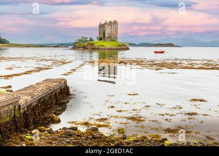 Castle Stalker, eine Seeburg auf einer kleinen felsigen Insel in Loch Laich, einem kleinen Einlass vor Loch Linnhe in der Nähe von Port Appin, Argyll, Schottland, Großbritannien Stockfoto