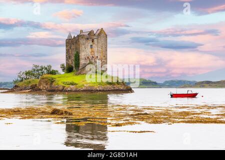 Castle Stalker, eine Seeburg auf einer kleinen felsigen Insel in Loch Laich, einem kleinen Einlass vor Loch Linnhe in der Nähe von Port Appin, Argyll, Schottland, Großbritannien Stockfoto