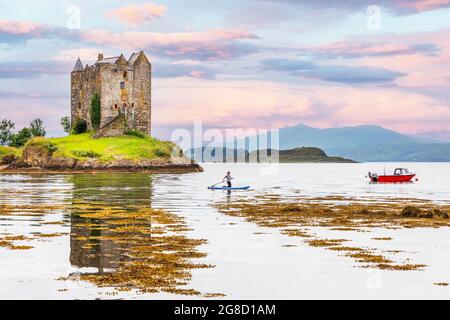Castle Stalker, eine Seeburg auf einer kleinen felsigen Insel in Loch Laich, einem kleinen Einlass vor Loch Linnhe in der Nähe von Port Appin, Argyll, Schottland, Großbritannien Stockfoto