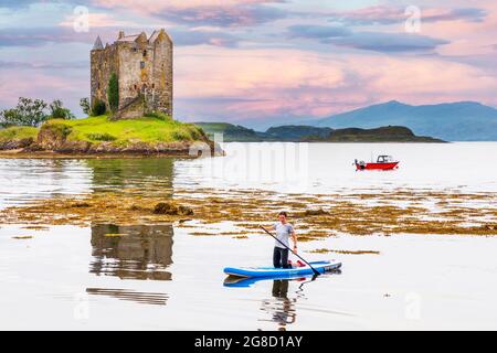 Castle Stalker, eine Seeburg auf einer kleinen felsigen Insel in Loch Laich, einem kleinen Einlass vor Loch Linnhe in der Nähe von Port Appin, Argyll, Schottland, Großbritannien Stockfoto