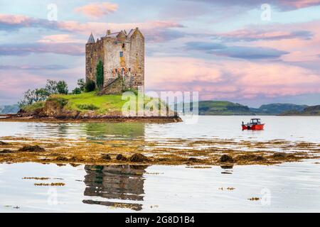 Castle Stalker, eine Seeburg auf einer kleinen felsigen Insel in Loch Laich, einem kleinen Einlass vor Loch Linnhe in der Nähe von Port Appin, Argyll, Schottland, Großbritannien Stockfoto