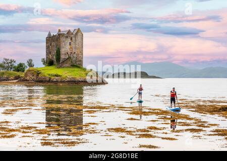 Castle Stalker, eine Seeburg auf einer kleinen felsigen Insel in Loch Laich, einem kleinen Einlass vor Loch Linnhe in der Nähe von Port Appin, Argyll, Schottland, Großbritannien Stockfoto