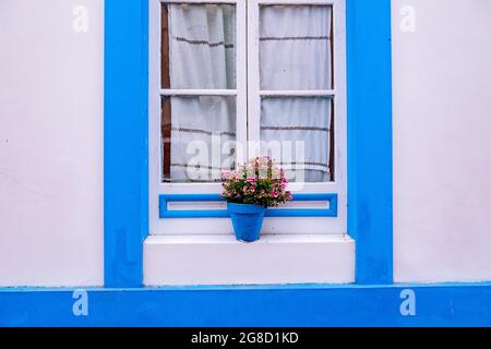 Schönes traditionelles Fenster eines kleinen spanischen Dorfes Stockfoto