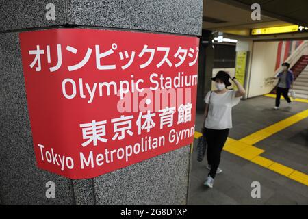 Tokio, Japan. Juli 2021. Wegpunkt-Markierung, die zum Olympiastadion und zum Tokyo Metropolitan Gymnasium in einer U-Bahnstation der Oedo-Linie führt. (Foto: Stanislav Kogiku/SOPA Images/Sipa USA) Quelle: SIPA USA/Alamy Live News Stockfoto