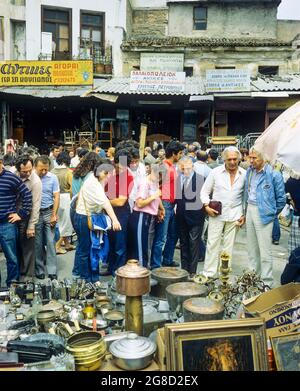 Athen, Monastiraki-Flohmarkt, Einkaufen von Menschen, Griechenland, Europa, Stockfoto