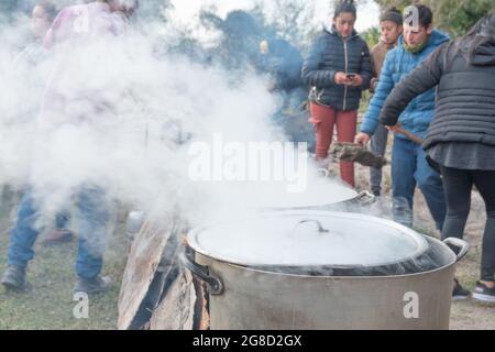 Freiwillige, die in der Community Kitchen bescheidenen Obdachlosen kostenloses Essen servieren Stockfoto