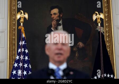 Vor dem Porträt des ehemaligen US-Präsidenten Abraham Lincoln hält US-Präsident Joe Biden am 19. Juli 2021 im State Dining Room im Weißen Haus in Washington, DC, Bemerkungen zur wirtschaftlichen Erholung. Quelle: Yuri Gripas/Pool via CNP /MediaPunch Stockfoto