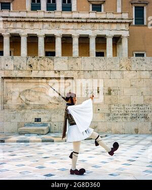 Athen, Evzone Präsidentengarde Montage Wache am Grab des unbekannten Soldaten Denkmal, Vouli griechischen Parlamentsgebäude, Griechenland, Europa, Stockfoto