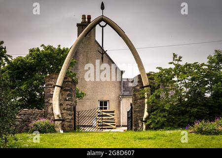 Eine HDR-Aufnahme im Sommer 3 des Whalebone Arch in Bragar, die einen Garteneingang bildet, Isle of Lewis, Äußere Hebriden, Schottland. 30. Juni 2021 Stockfoto