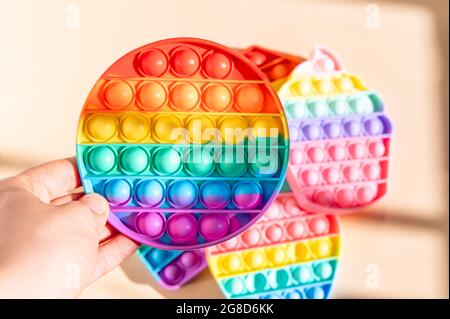 Rainbow Pop It Bubble Sensory Fidget Spielzeug Stockfoto