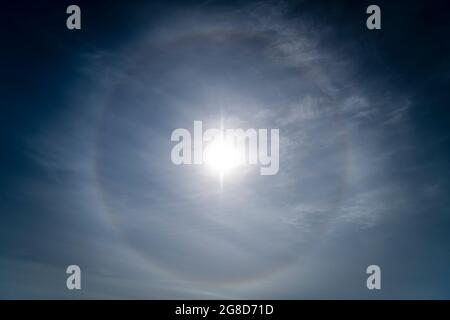 Ein 3-geschossiger HDR-Bild eines Sun Halo oder 22-Grad-Halo, einem atmosphärischen Phänomen, das durch Eiskristalle verursacht wird, die Licht in Cirrus Clouds, Schottland, brechen. Stockfoto