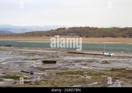 Borth y gest, Porthmadog, Wales. Wunderschöne Seestücke mit kleinen Booten auf Sandflächen bei Ebbe. Speicherplatz kopieren Stockfoto