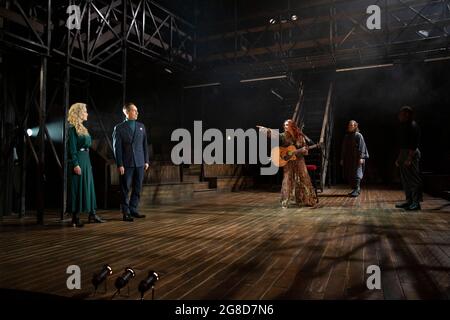 l-r: Jenny Seagrove (Gertrude), Jonathan Hyde (Claudius), Alis Wyn Davies (Ophelia), Ben Allen (Horatio) in HAMLET von Shakespeare Eröffnung im Theatre Royal Windsor, England am 20/07/2021 Bühnenbild: Lee Newby Kostüme: Loren Epstein Perücken & Make-up: Susanna Peretz Beleuchtung: Zoe Spurr Regie: Sean Mathias Stockfoto