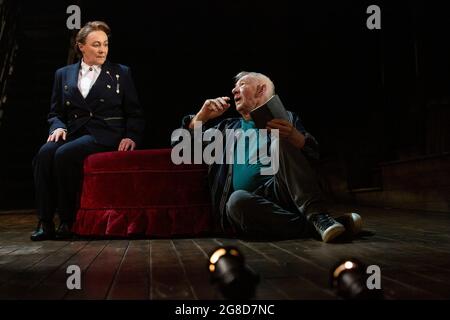 Frances Barber (Polonius), Ian McKellen (Hamlet) in HAMLET von Shakespeare Eröffnung im Theatre Royal Windsor, England am 20/07/2021 Bühnenbild: Lee Newby Kostüme: Loren Epstein Perücken & Make-up: Susanna Peretz Beleuchtung: Zoe Spurr Regie: Sean Mathias Stockfoto