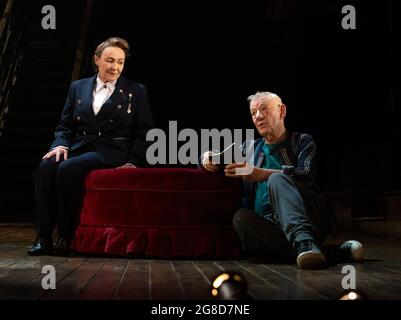 Frances Barber (Polonius), Ian McKellen (Hamlet) in HAMLET von Shakespeare Eröffnung im Theatre Royal Windsor, England am 20/07/2021 Bühnenbild: Lee Newby Kostüme: Loren Epstein Perücken & Make-up: Susanna Peretz Beleuchtung: Zoe Spurr Regie: Sean Mathias Stockfoto