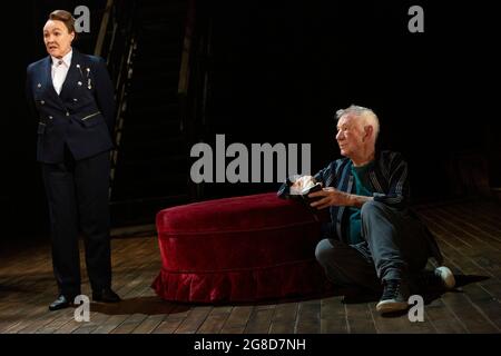 Frances Barber (Polonius), Ian McKellen (Hamlet) in HAMLET von Shakespeare Eröffnung im Theatre Royal Windsor, England am 20/07/2021 Bühnenbild: Lee Newby Kostüme: Loren Epstein Perücken & Make-up: Susanna Peretz Beleuchtung: Zoe Spurr Regie: Sean Mathias Stockfoto