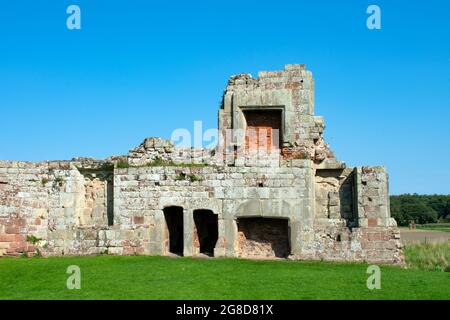 Shropshire, England, Moreton Corbet Hall. Blick auf eine isolierte Seitenwand zwischen den Ruinen dieser alten elisabethanischen historischen Burg in der Nähe der Stadt Stockfoto