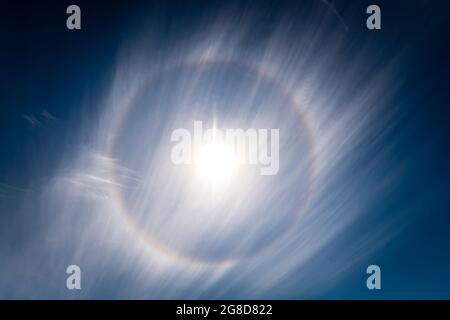 Ein 3-geschossiger HDR-Bild eines Sun Halo oder 22-Grad-Halo, einem atmosphärischen Phänomen, das durch Eiskristalle verursacht wird, die Licht in Cirrus Clouds, Schottland, brechen. Stockfoto