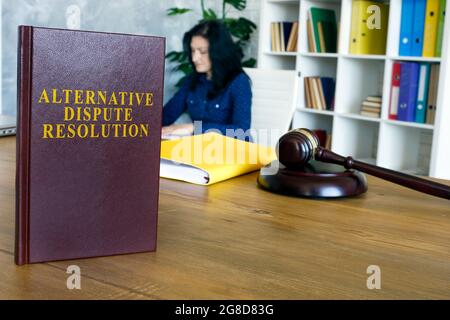 Buch über Alternative Streitbeilegung ADR im Büro. Stockfoto