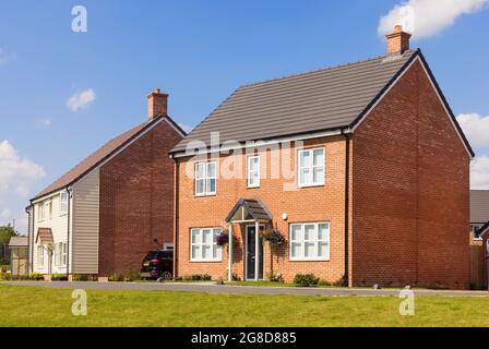 Freistehendes neues Bauhaus in der neuen Stortford Fields Wohnsiedlung. Bishop's Stortford, Hertfordshire. VEREINIGTES KÖNIGREICH Stockfoto