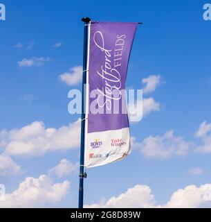 Stortford bewirbt ein Flaggenbanner für eine neue Wohnsiedlung, die von Bovis, Persimmon, Kier und Taylor Wimpey gebaut wurde. Bishop's Stortford. VEREINIGTES KÖNIGREICH Stockfoto