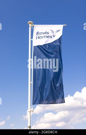 Bovis Homes Werbeflaggenbanner bei einer neuen Wohnsiedlung. VEREINIGTES KÖNIGREICH Stockfoto