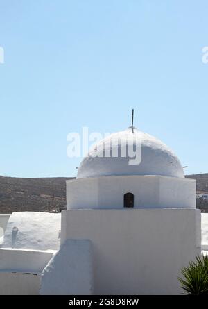 Insel Folegandros, Griechenland. Kirche in der Altstadt. Vertikale Aufnahme der Nahaufnahme der Kuppel des schönen historischen Gebäudes. Speicherplatz kopieren Stockfoto