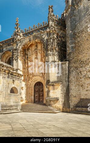 Tomar, Portugal - 3. Juni 2021: Blick auf das Eingangsportal der manuelinischen Kirche von Convento de Cristo in Tomar, Portugal. Stockfoto