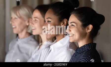 Seitenansicht Reihe mit verschiedenen weiblichen Mitarbeitern des Unternehmens Stockfoto