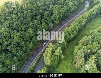 Landstraße mit Wald von oben Stockfoto
