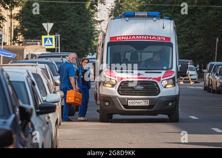 Sankt Petersburg, Russland - 10. Juli 2021: Ein Rettungswagen mit dem Personal auf der Straße. Stockfoto