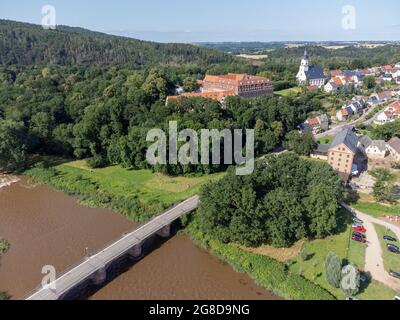 Zwickauer Mulde und Wechselburg von oben Stockfoto
