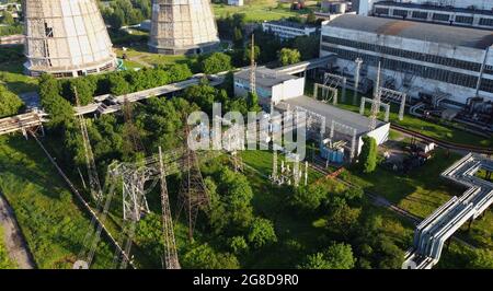 Industriegebiet. Luftaufnahme des großen Logistikparks mit Fabriken, Stockfoto