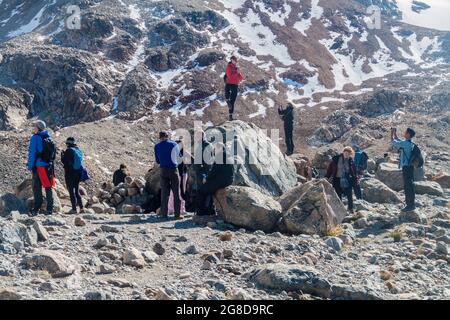 EL CHALTEN, ARGENTINIEN - 11. MÄRZ 2015: Touristen in der Nähe der Laguna de los Tres im Nationalpark Los Glaciares, Patagonien, Argentinien Stockfoto