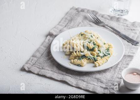 Cremige Spinat Pasta mit Ricotta und Parmesan Stockfoto