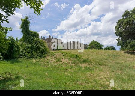 Ruinen der Kreuzgänge von Saint Bonaventure Monterano Stockfoto