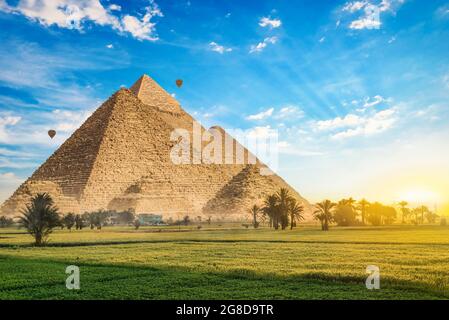 Pyramiden auf der Wiese Stockfoto