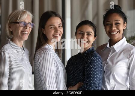 Unternehmensporträt eines glücklichen, vielfältigen und selbstbewussten weiblichen Geschäftsteams Stockfoto