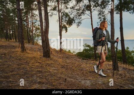 Der Reisende macht Nordic Walking mit Stöcken Stockfoto