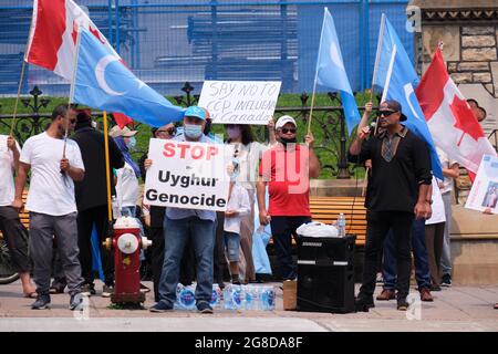 Ottawa, Kanada. Juli 2021. Protest gegen den anhaltenden Völkermord an uigurischen Muslimen durch das gegenwärtige chinesische Regime vor dem kanadischen Parlament. Ruft zu konkreten Aktionen der kanadischen Regierung und zum Boykott der Olympischen Winterspiele 2022 in Peking auf. Kredit: Meanderingemu/Alamy Live Nachrichten Stockfoto