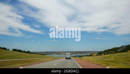 Blick auf Chamberlain, South Dakota auf dem Missouri River im Sommer Stockfoto