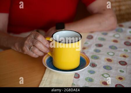 Ältere Frau mit einer Tasse Morgenkaffee. Nahaufnahme. Stockfoto