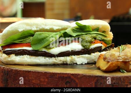 Vegetarisches Sandwich. Rucola, büffelmossa, Tomaten und Auberginen. Stockfoto