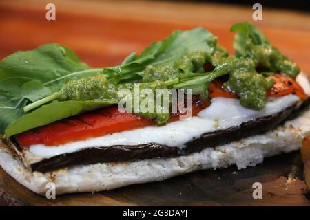 Vegetarisches Sandwich. Rucola, büffelmossa, Tomaten und Auberginen. Stockfoto
