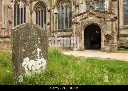 Die Nordtür der Holy Trinity Collegiate Church, Tattershall, Lincolnshire, Großbritannien, beherbergt Hunderte von Fledermäusen verschiedener Arten. Stockfoto