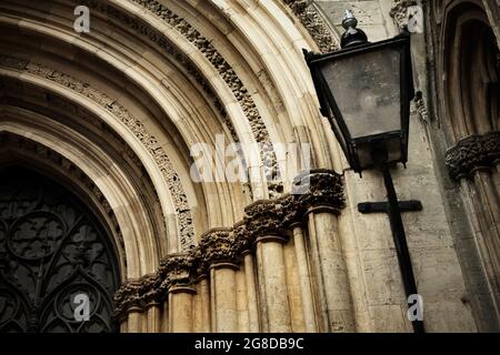 Das verzierte Westtor des York Minster, York, N Yorkshire, Großbritannien. Stockfoto