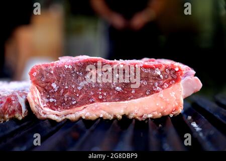 Picanha roh. Traditionelles Steak Barbecue in Brasilien. Scheiben Picanha. Stockfoto