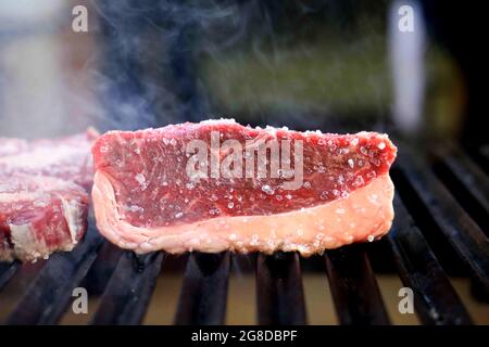 Picanha roh. Traditionelles Steak Barbecue in Brasilien. Scheiben Picanha. Stockfoto