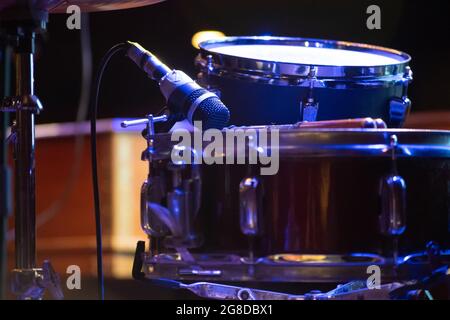 Nahaufnahme mit Drum Kit mit mehreren Drums Becken snares Bass und mehr auf einer Bühne bereit für einen Auftritt Konzert in einem Nachtclub platziert Stockfoto