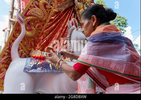 Howrah, Westbengalen, Indien- 8. Oktober 2019 : Vijayadashami, verheiratete bengalische Hindu-Frau, die der Göttin Durga Süßigkeiten anbietet. Durga puja Festival traditionell Stockfoto